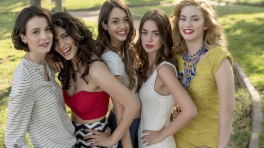 الحلوات الصغيرات الكاذبات الحلقة 13 قصة عشق – الأخيرة